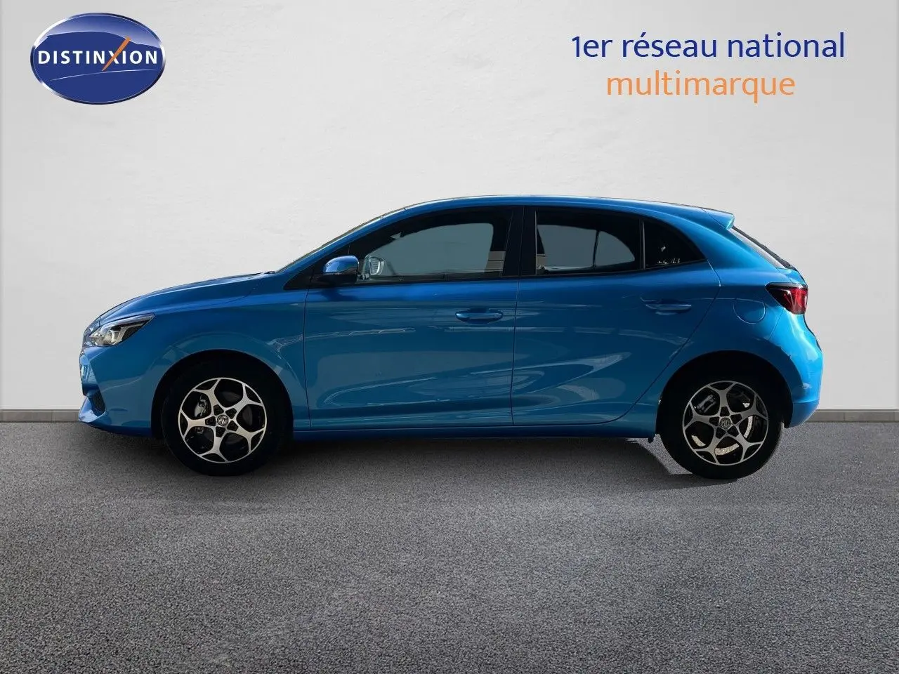 Vue de profil côté gauche d'une MG3 2024 hybride en bleu Como Metal avec jantes alliage distinctives.