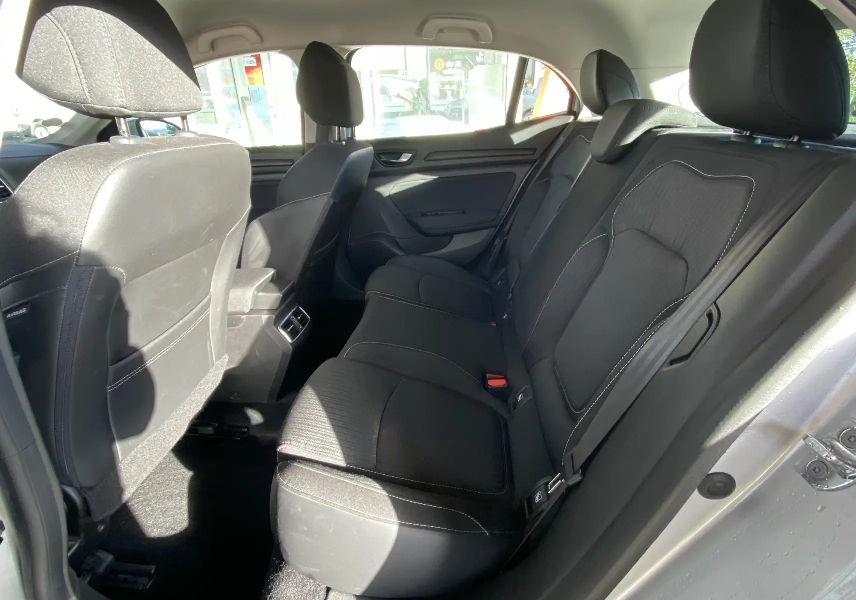 Vue intérieure côté droit sur les sièges arrière en tissu noir d'une Renault Mégane IV Berline gris 2020.