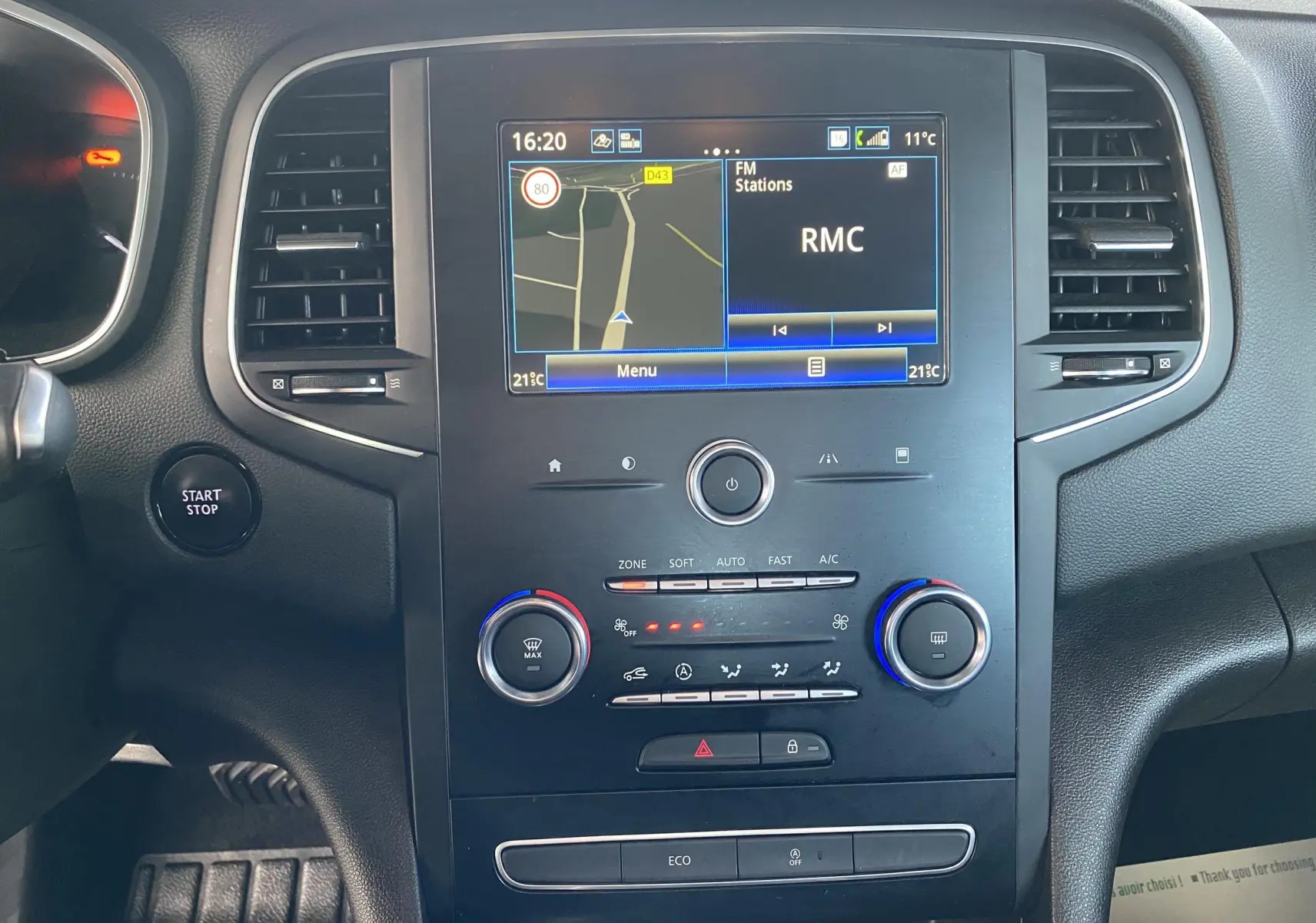 Tableau de bord central de Renault Mégane IV Business 2020 avec écran tactile et commandes climatisation visibles