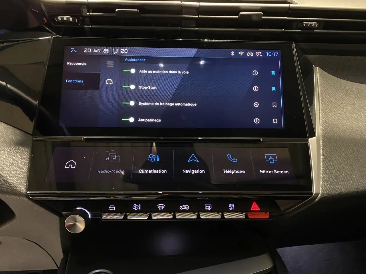 Écran tactile central de la Peugeot 308 2024 noir Perla Nera affichant les aides à la conduite et la climatisation.