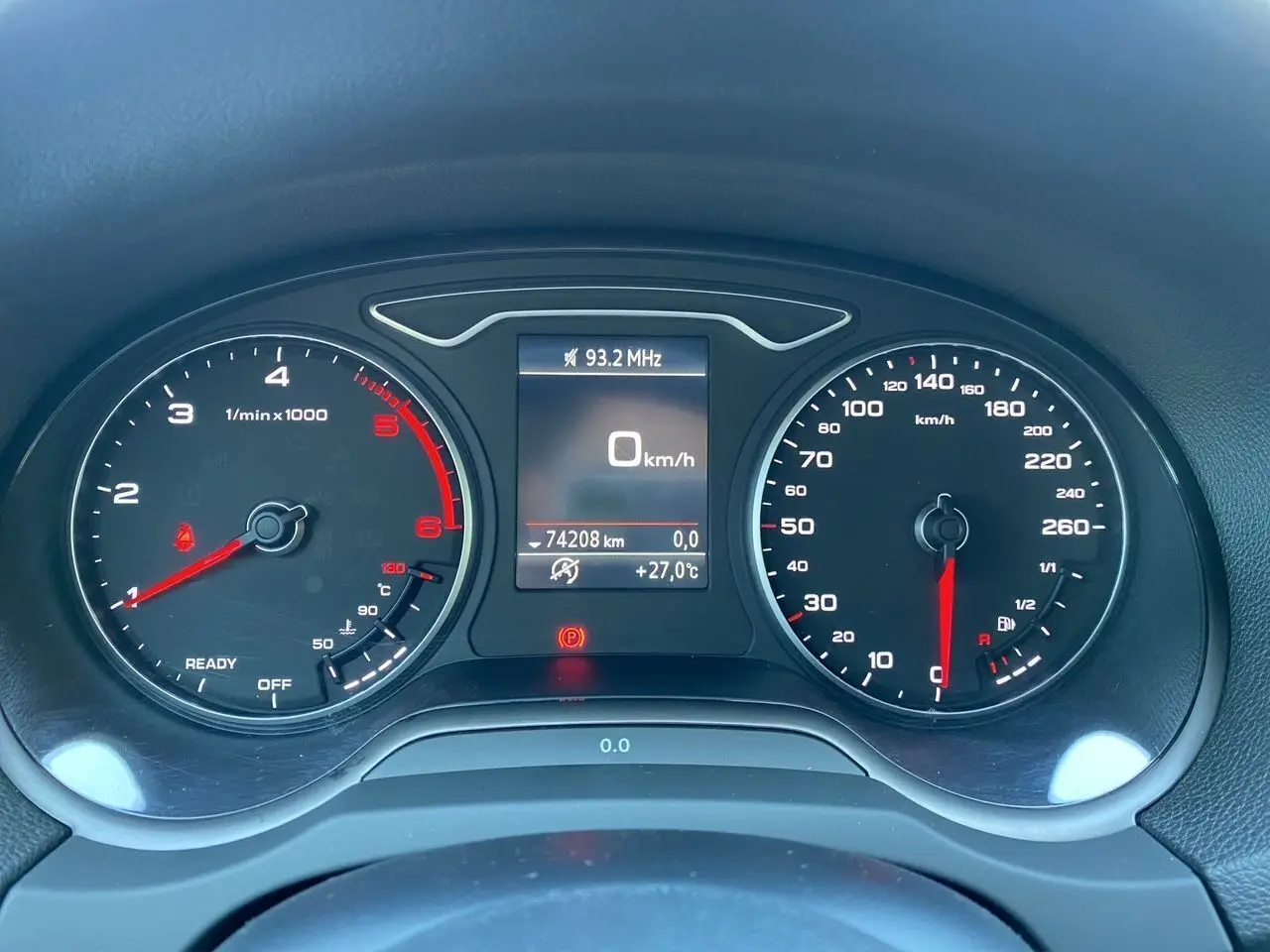 Tableau de bord de l'Audi A3 Sportback 2020 montrant compte-tours, vitesse à 0 km/h et écran central avec température extérieure.