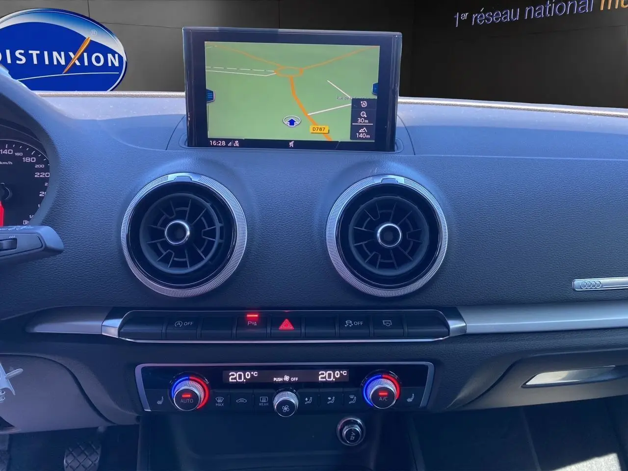 Tableau de bord de l'Audi A3 Sportback 2020 avec écran GPS central et commandes climatisation automatique double zone.