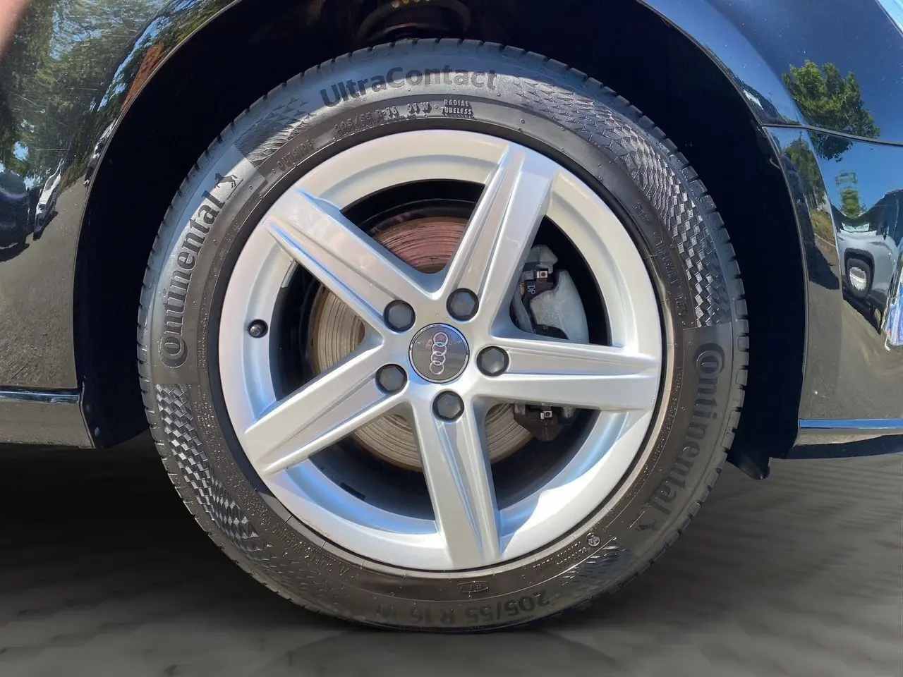 Gros plan sur la jante alliage 16 pouces à 5 branches étoile d'une Audi A3 Sportback noire, pneu Continental visible.