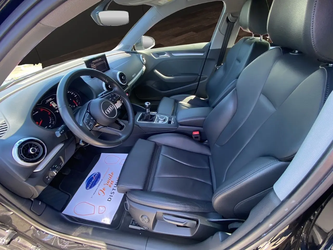 Intérieur noir cuir chauffant d'une Audi A3 Sportback 2020, vue côté conducteur avec tableau de bord et levier manuel.