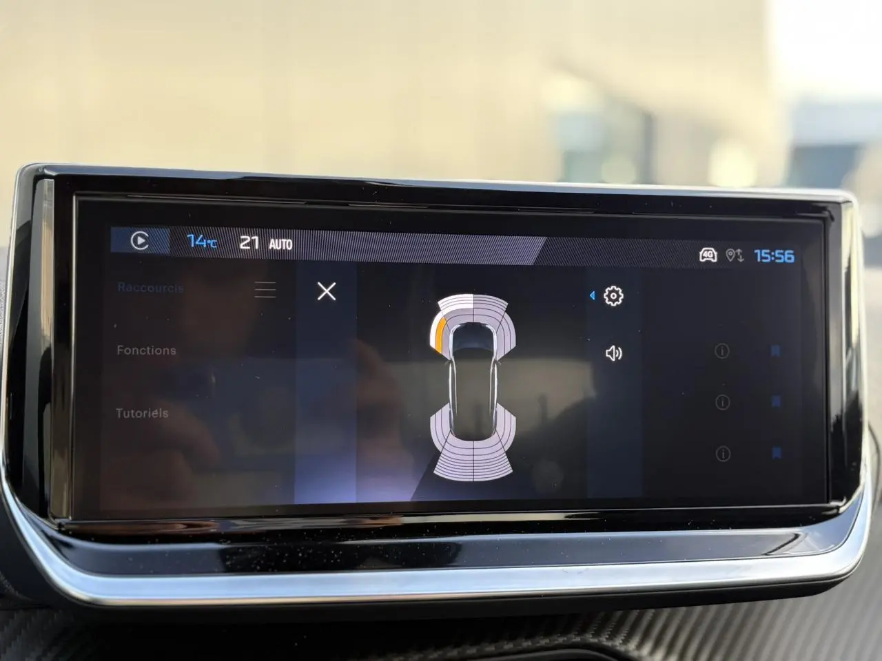 Écran tactile central du Peugeot 2008 Hybrid 145 Allure montrant l'aide au stationnement avec vue du dessus du véhicule.