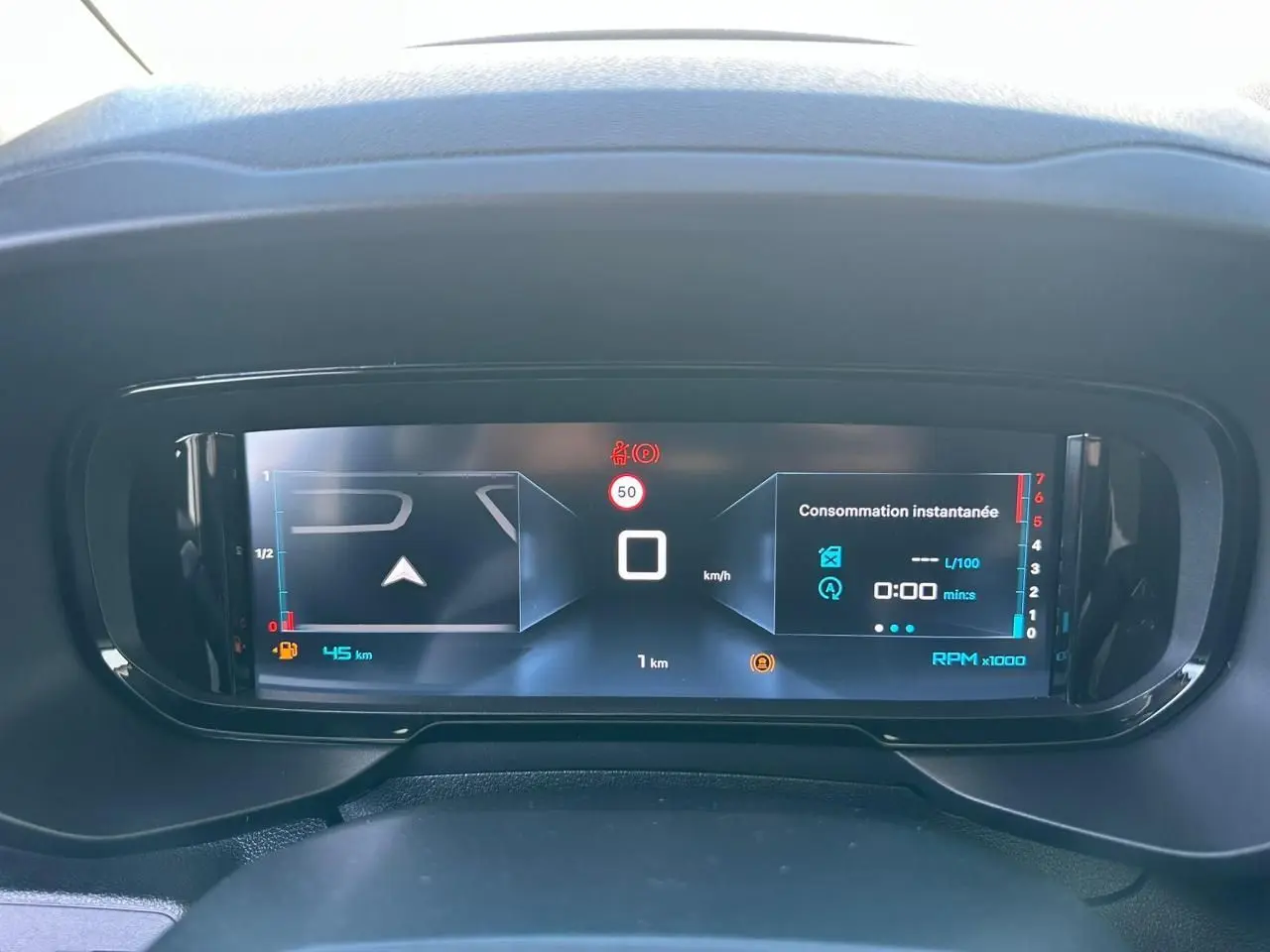 Combiné numérique 10 pouces affichant la vitesse et la navigation dans un Citroën Berlingo blanc, vue de face.