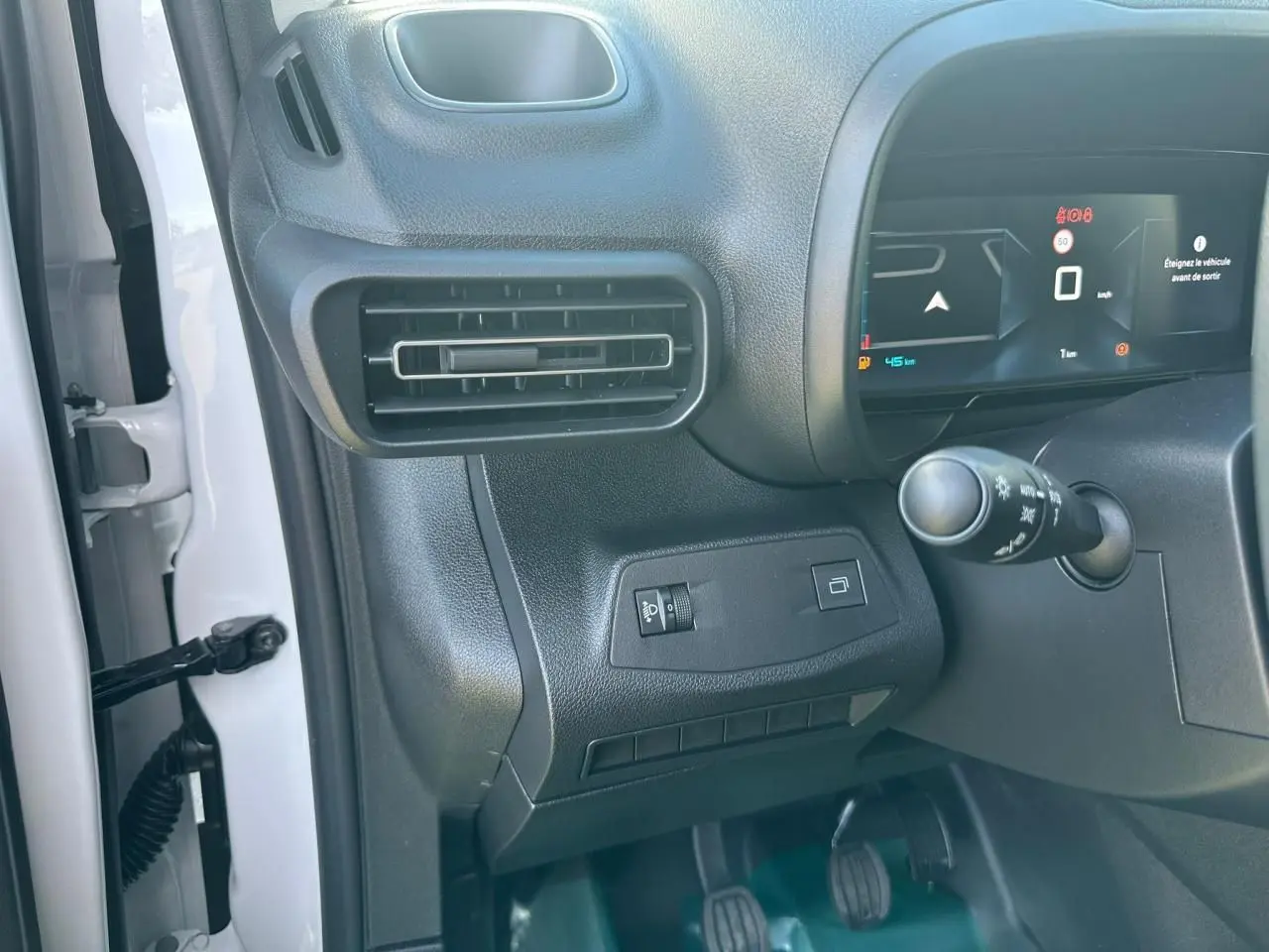 Vue intérieure côté conducteur du tableau de bord noir du Citroën Berlingo blanc avec écran numérique 10 pouces.