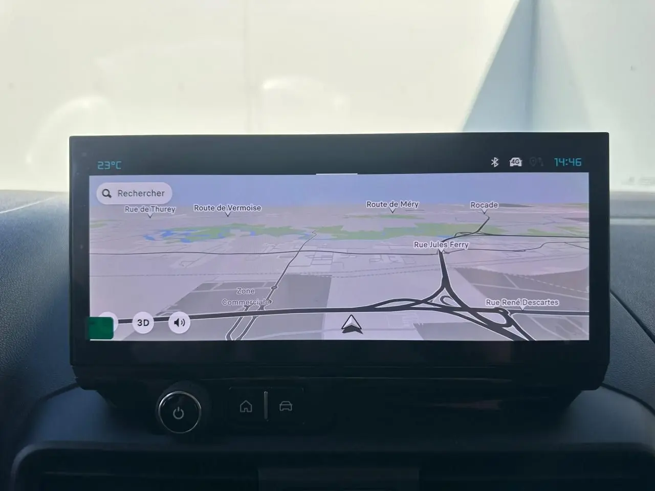 Écran tactile 10 pouces du tableau de bord du Citroën Berlingo blanc Icy, affichant la navigation GPS en mode 3D.