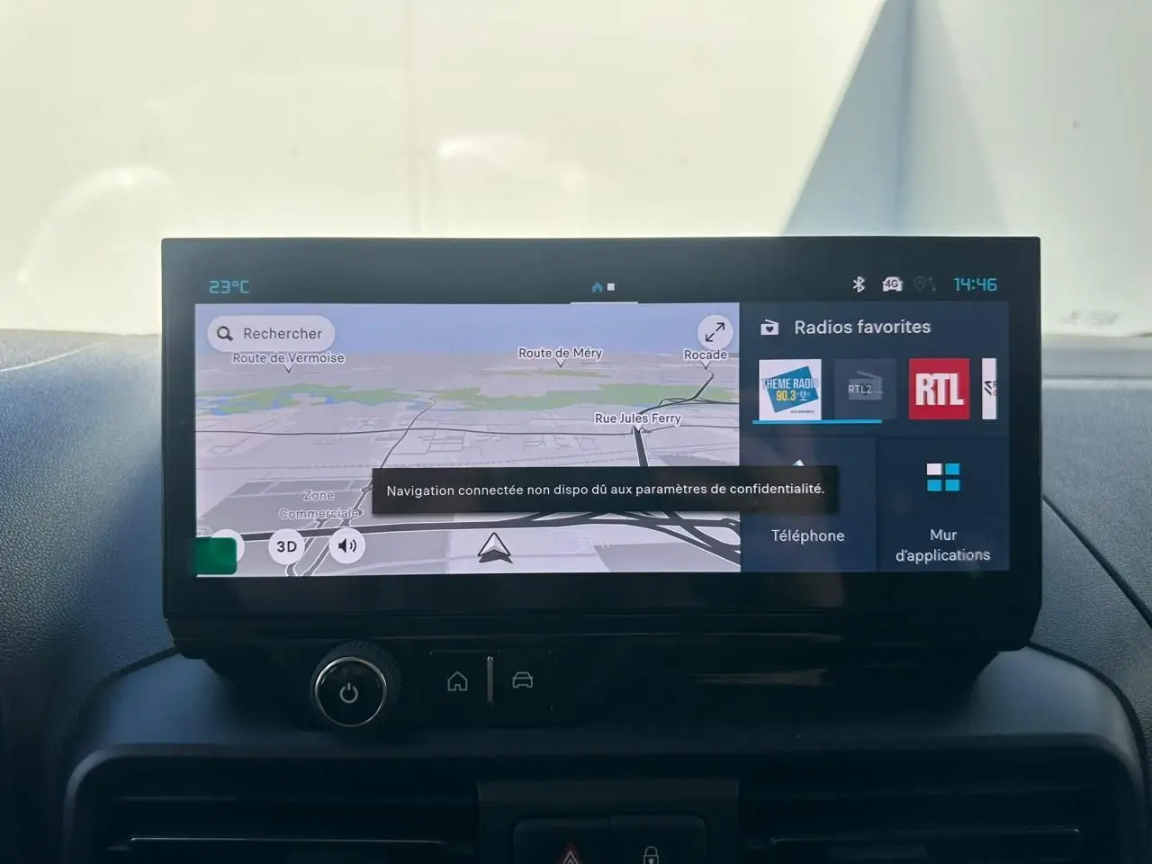 Écran tactile 10 pouces du tableau de bord du Citroën Berlingo blanc, affichant navigation et radios favorites.