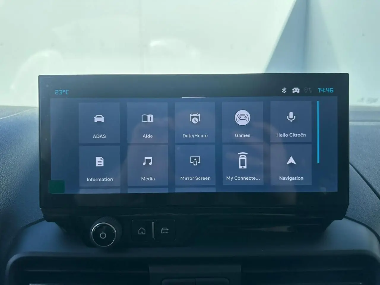Écran tactile 10 pouces du tableau de bord du Citroën Berlingo blanc, affichant menu connecté et options.