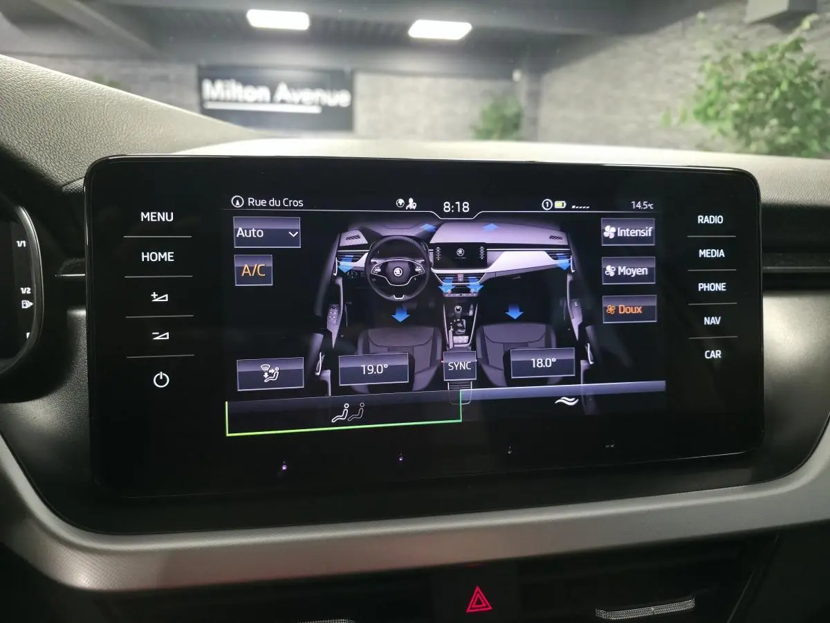 Écran tactile intérieur du Skoda Kamiq 2023 affichant le réglage de la climatisation bi-zone.