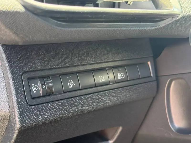 Gros plan sur les commandes noires du tableau de bord côté gauche du Peugeot 3008 Hybride Rechargeable 2024.