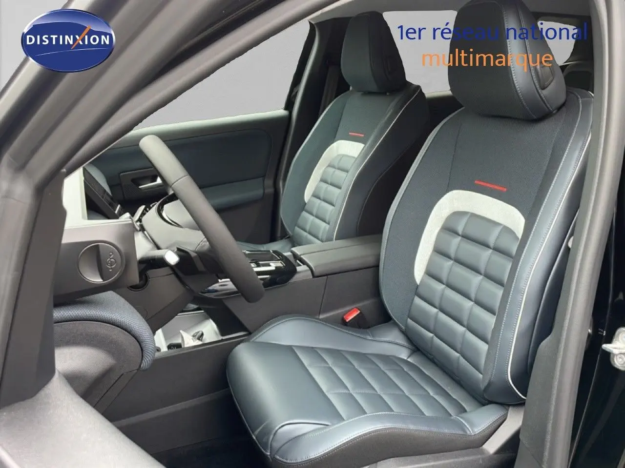 Vue intérieure côté conducteur du Citroën C5 Aircross Hybrid 2026, sièges en tissu et cuir noir perle métal.