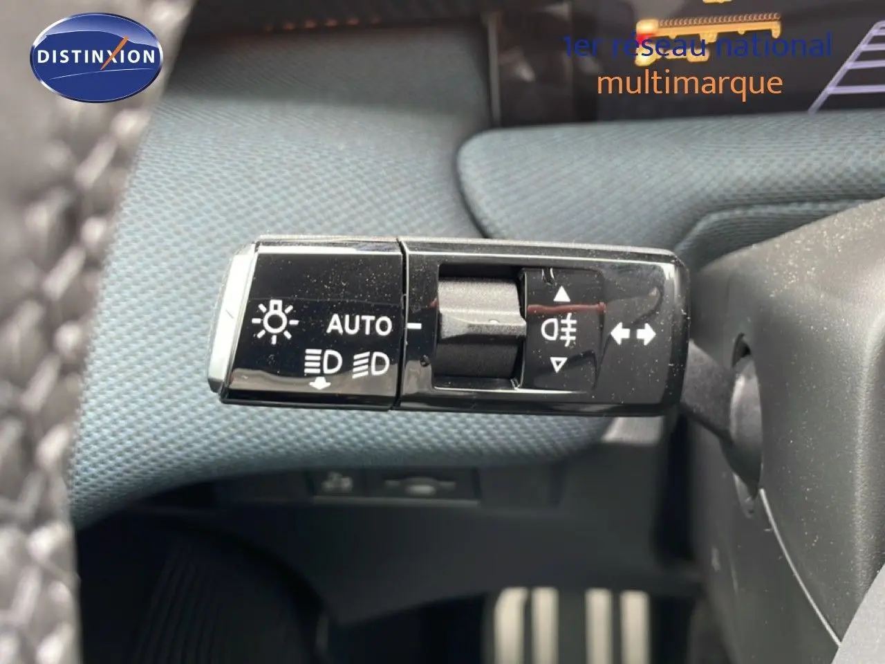 Gros plan sur la commande des phares et clignotants dans l'habitacle du Citroën C5 Aircross noir perle métal 2026.