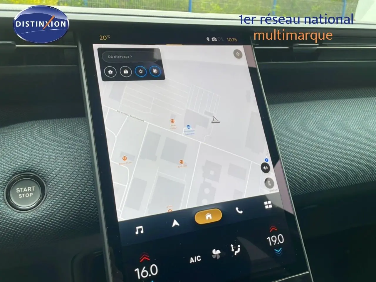 Vue rapprochée de l’écran tactile central du Citroën C5 Aircross noir perle, affichant la navigation et commandes climatisation.