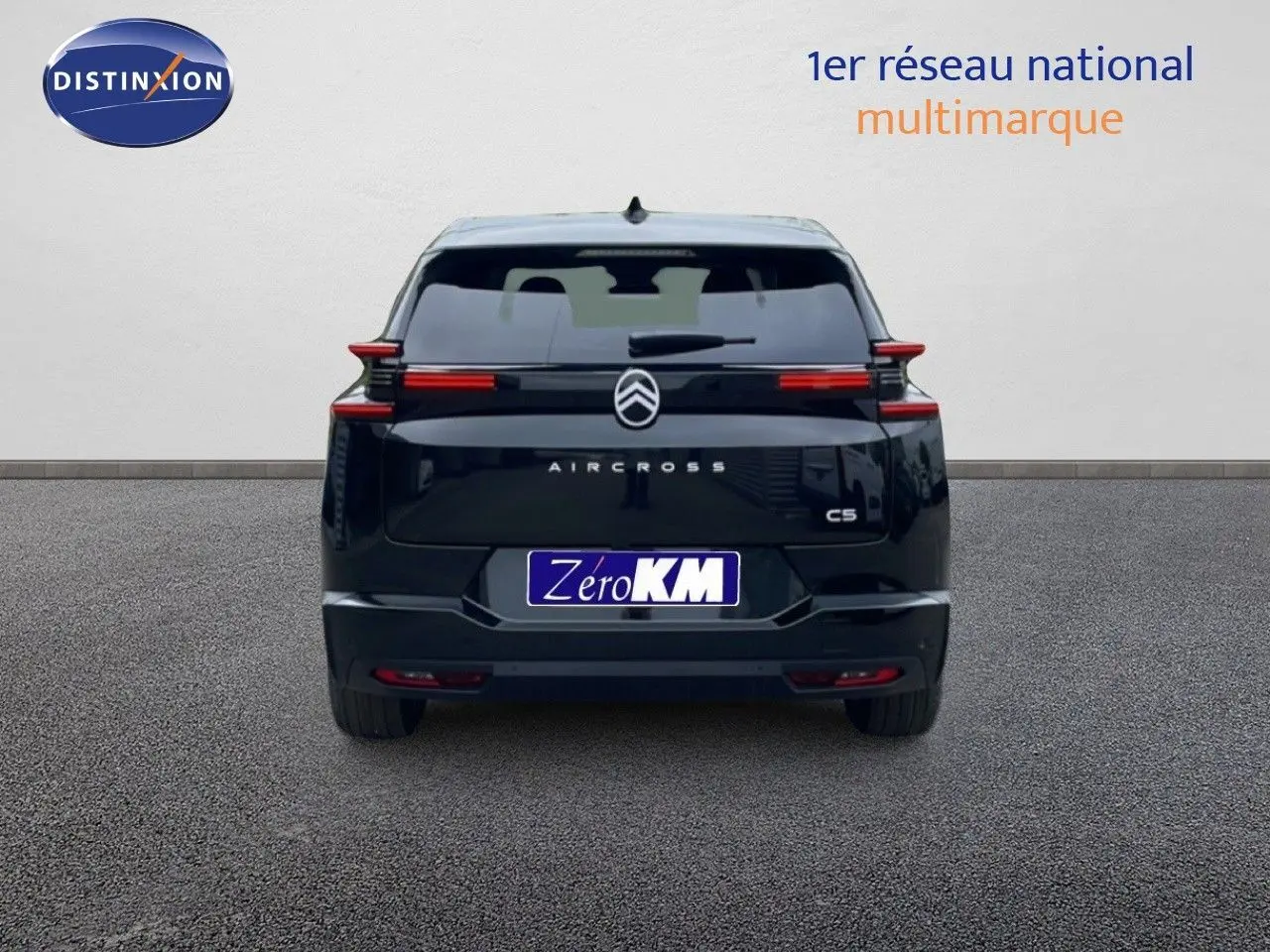 Vue arrière d’un Citroën C5 Aircross Hybrid noir perle métal avec feux arrière horizontaux et logo centré.