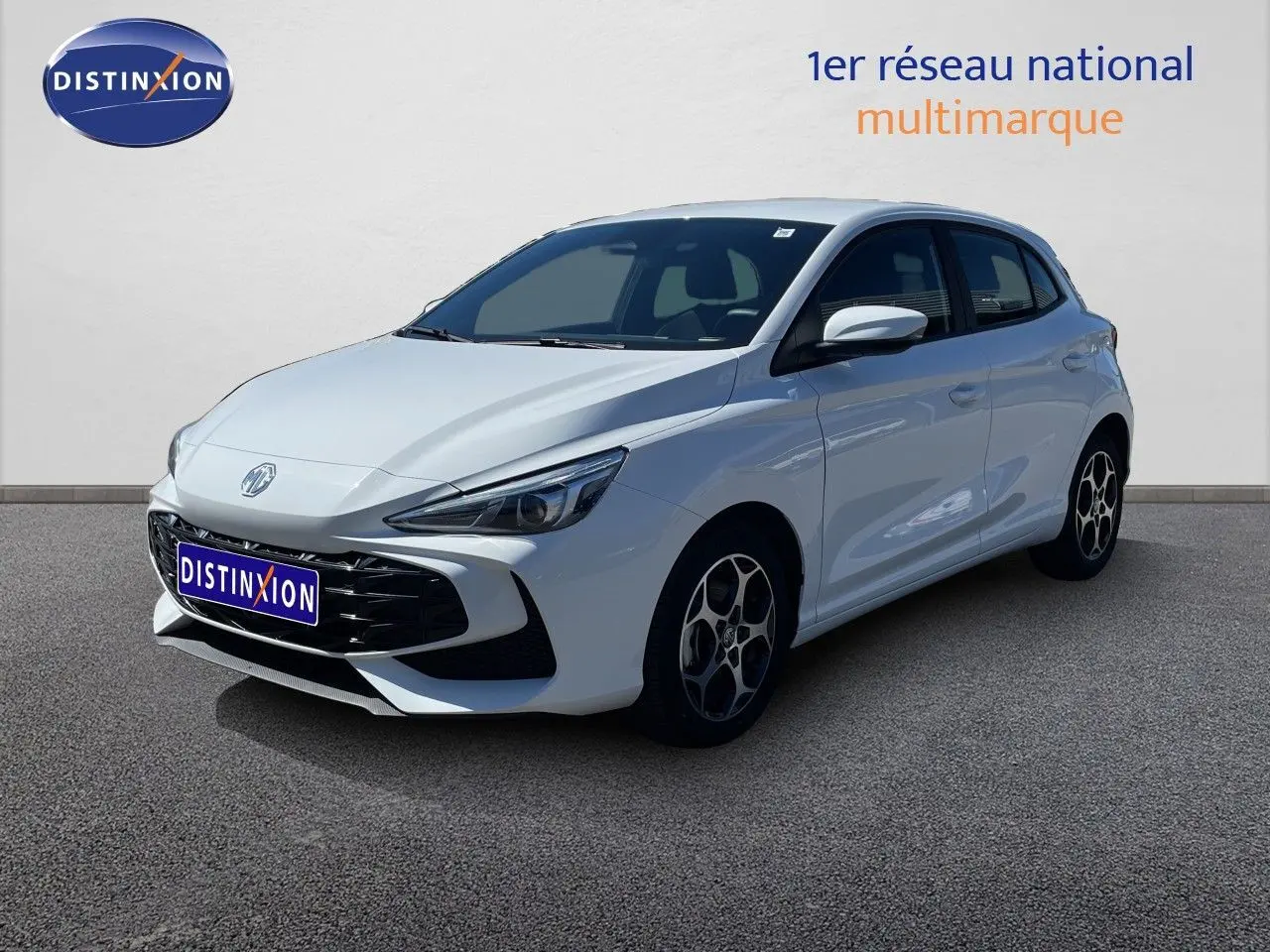 MG3 1.5L Hybrid+ 195ch en Dover White, vue 3/4 avant droit avec jantes alliage et calandre noire distinctive.