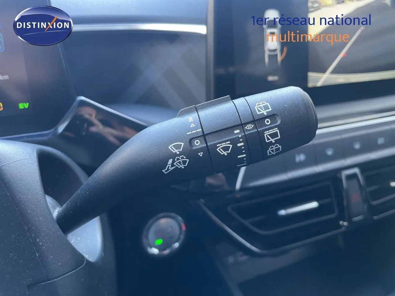 Gros plan sur la commande d’essuie-glace du MG3 1.5L Hybrid+ 2025 avec tableau de bord et écran tactile en arrière-plan.