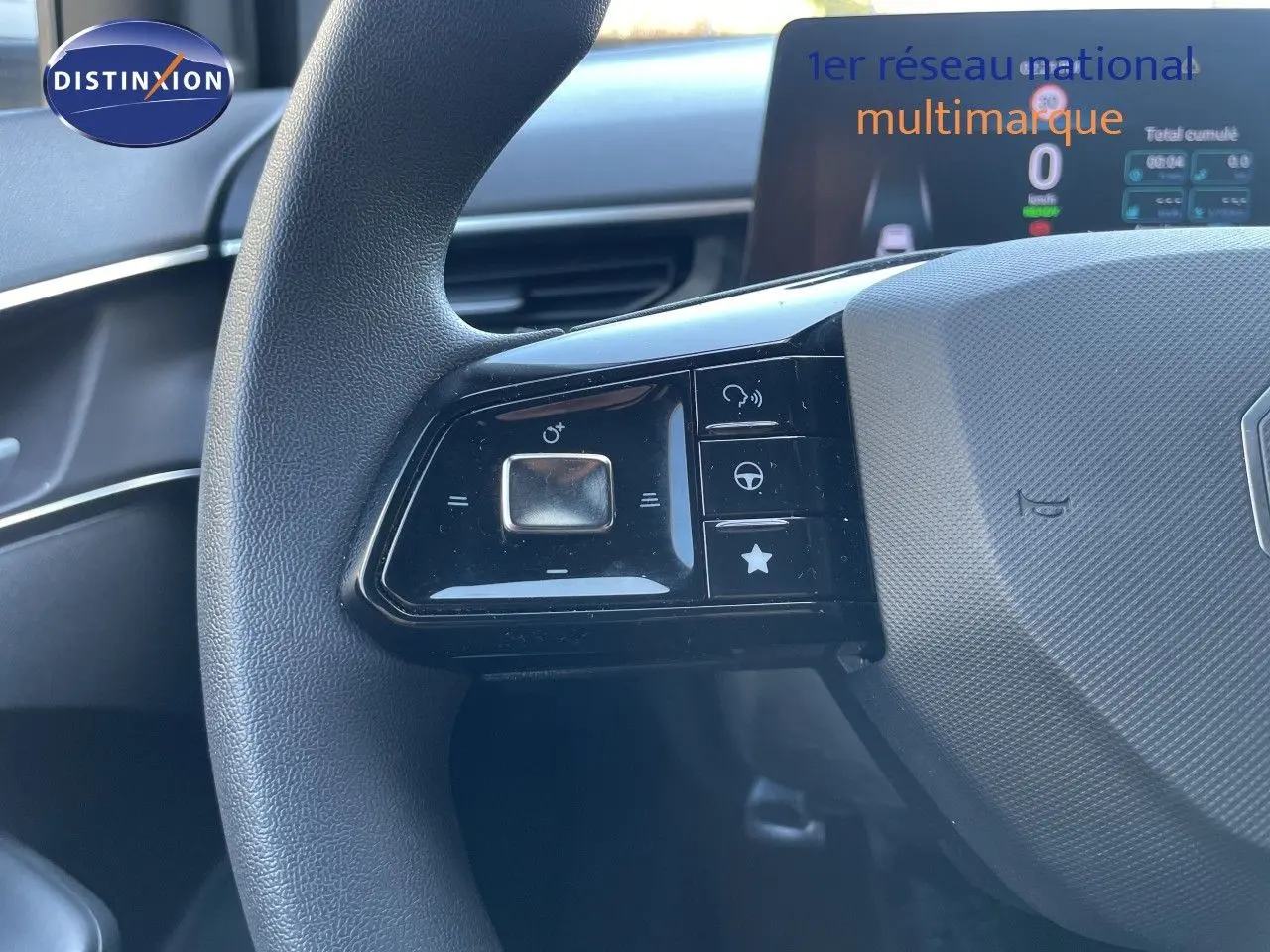 Gros plan sur la partie gauche du volant noir avec commandes tactiles du MG3 1.5L HYBRID+ 195CH COMFORT 2025.