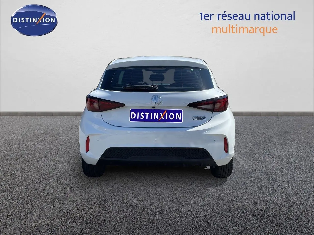 Vue arrière du MG3 Dover White 2025, hybride essence, avec feux arrière foncés et logo MG visible.