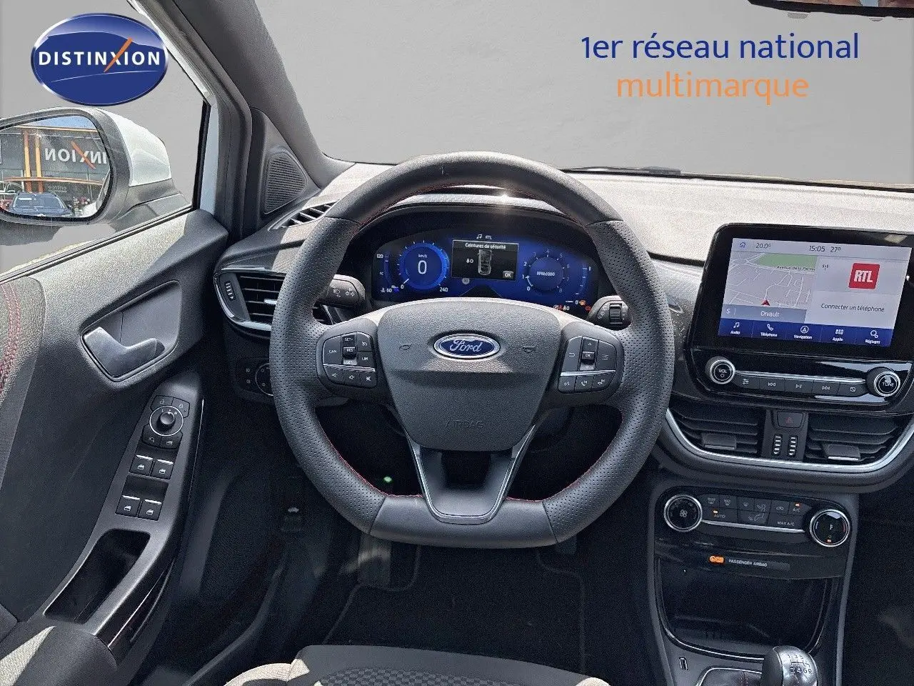 Intérieur du Ford Puma 2022, vue centrée sur le volant et tableau de bord avec écran tactile et commandes modernes.