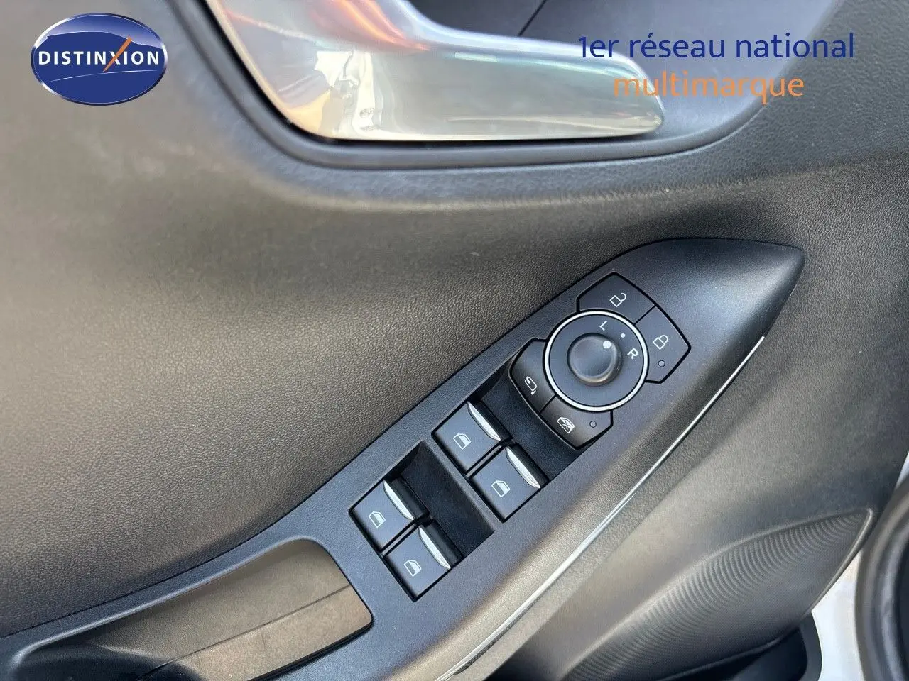 Commande des vitres et rétroviseurs côté gauche dans une Ford Puma blanche 2022 vue de l'intérieur de la porte conducteur.