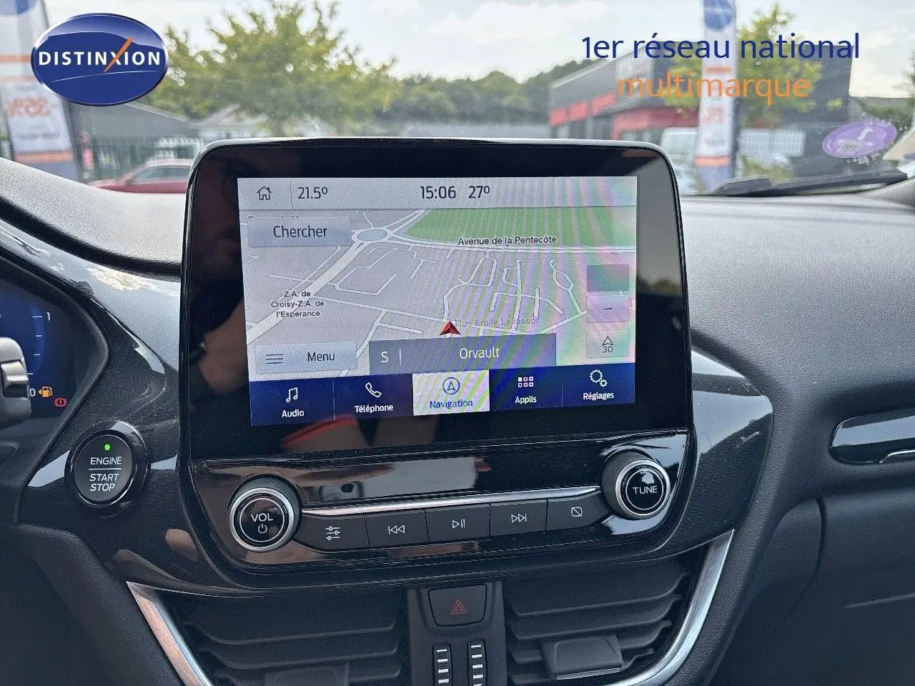 Vue rapprochée de l'écran tactile central du tableau de bord du Ford Puma blanc 2022 avec navigation affichée.