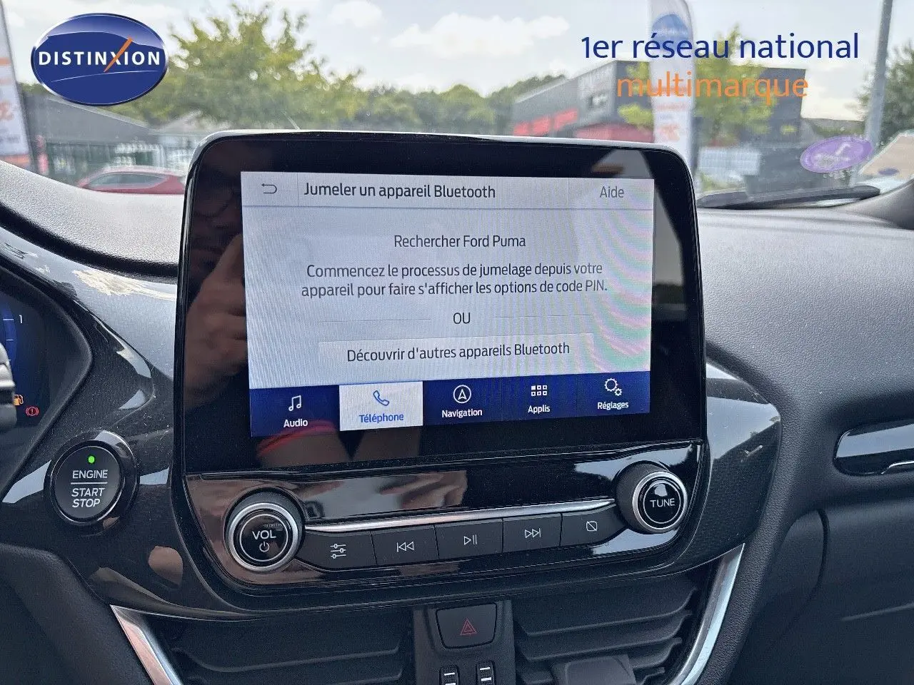 Écran tactile central affichant le jumelage Bluetooth dans l'habitacle d'une Ford Puma blanche, version 2022.