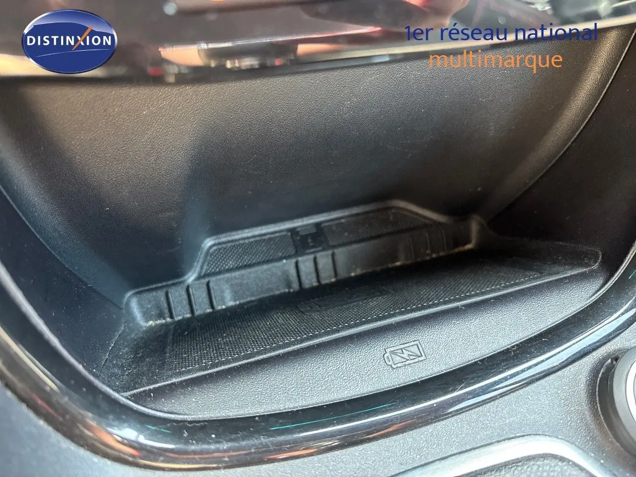 Espace de rangement avec recharge sans fil dans la console centrale d'un Ford Puma blanc 2022 finition ST Line.