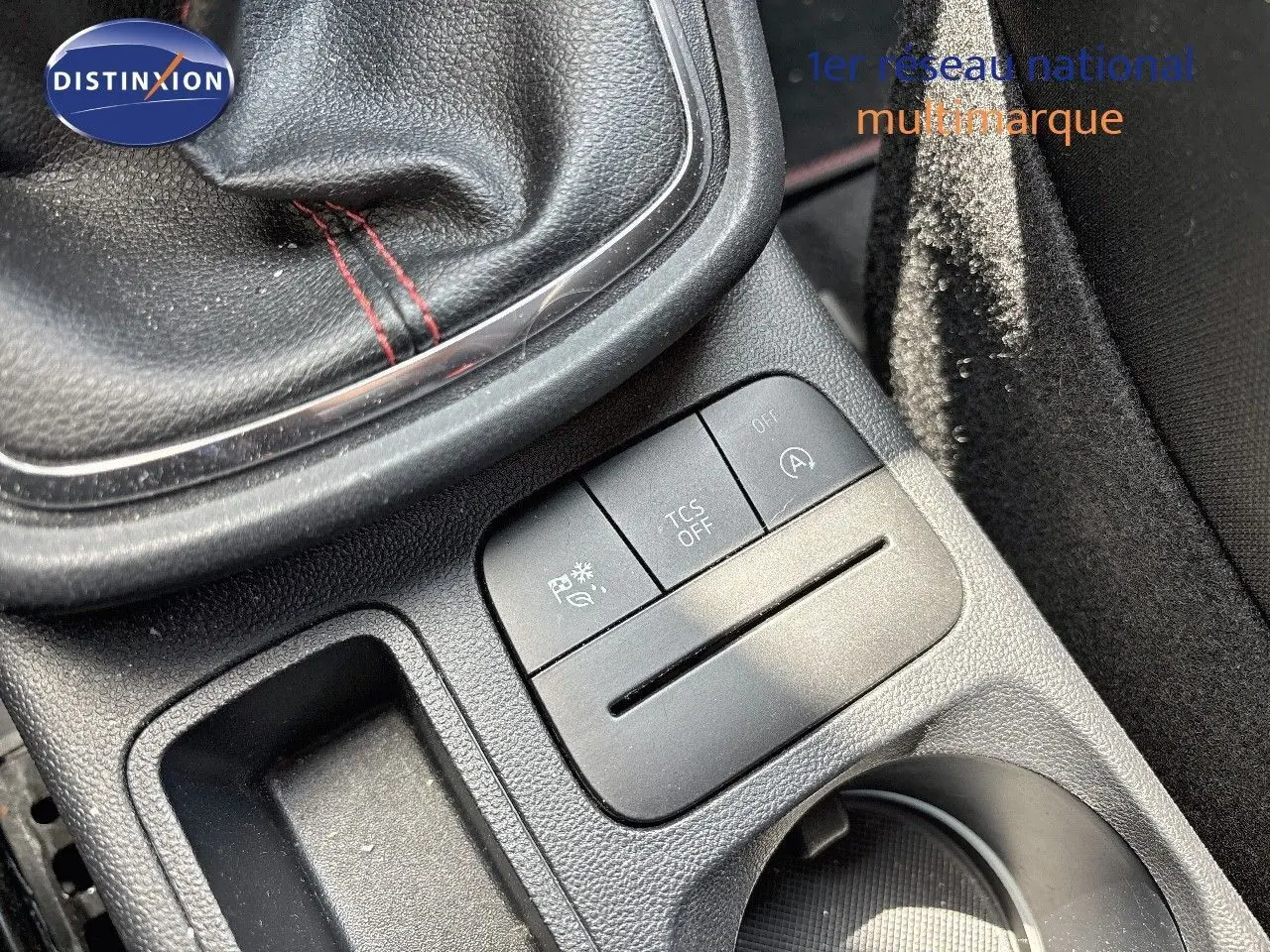 Gros plan sur la console centrale noire avec levier de vitesse cuir et boutons de contrôle du Ford Puma blanc 2022.