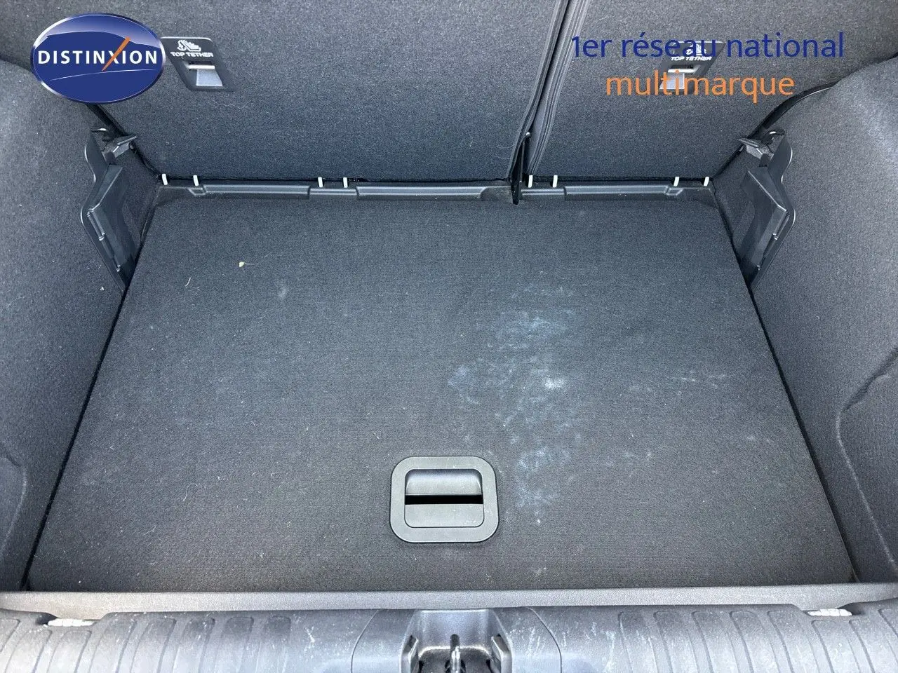 Coffre vide vu de dessus du Ford Puma blanc 2022, version 1.0 EcoBoost MHEV ST Line Pack Confort.