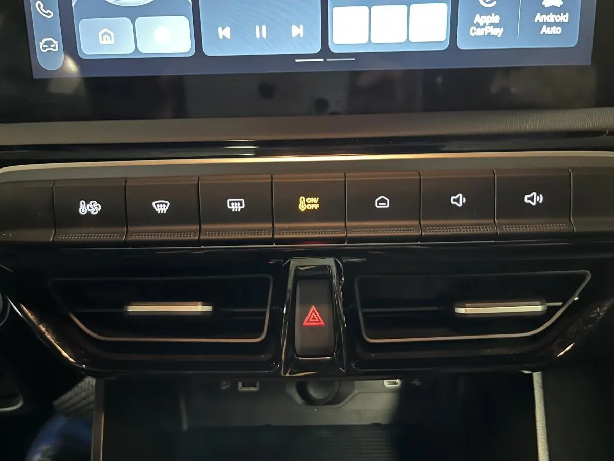 Vue rapprochée de la console centrale noire du MG3 2024 avec boutons de climatisation et prises USB visibles
