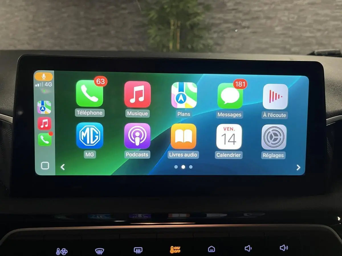 Écran tactile central de la MG3 1.5 Hybrid+ 195 Comfort affichant Apple CarPlay en intérieur noir.