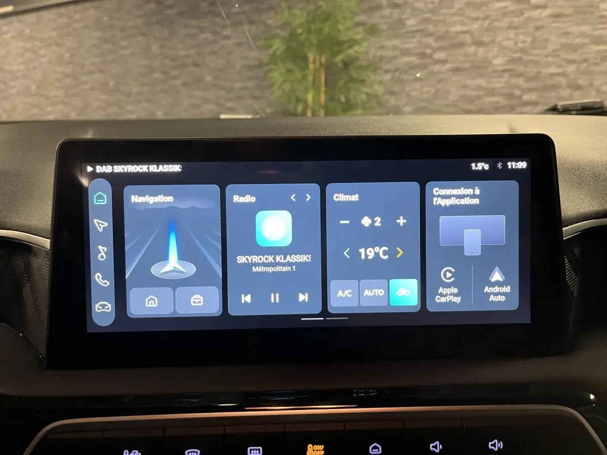Écran tactile central de 10,25 pouces affichant navigation, radio et climatisation dans MG3 blanc 2024.