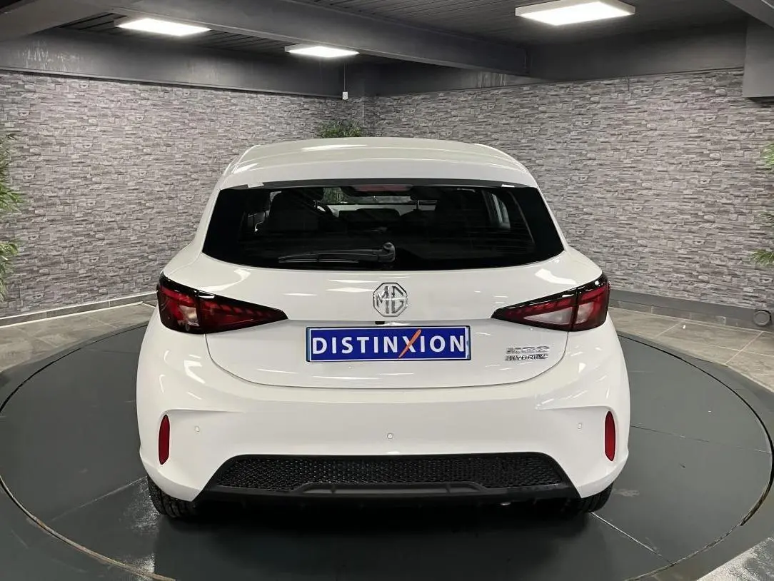 Vue arrière d'une MG3 1.5 Hybrid+ 195 Comfort blanche, avec feux arrière sombres et plaque Distinxion.