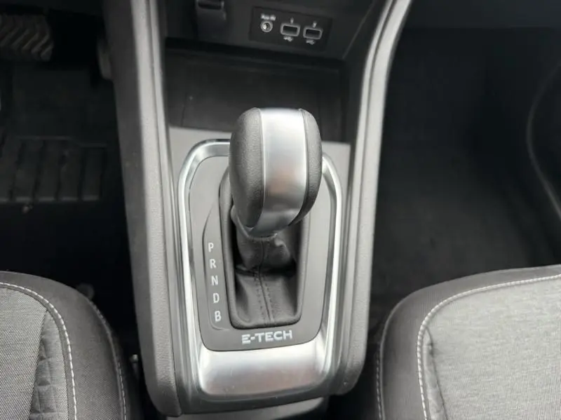 Le levier de vitesses automatique E-Tech du Renault Captur gris métal, vu en gros plan intérieur.