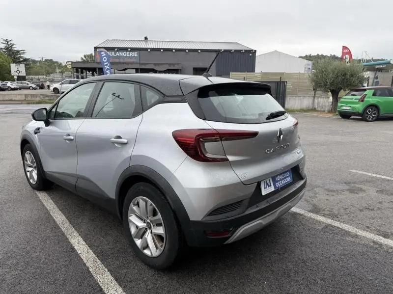 Renault Captur E-Tech 145 Zen gris métal vu de trois quarts arrière droit, toit noir et feux arrière LED distinctifs.