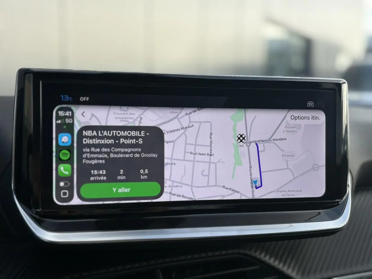 Écran tactile intérieur du Peugeot 2008 Hybrid 145 Allure montrant la navigation avec Apple CarPlay.