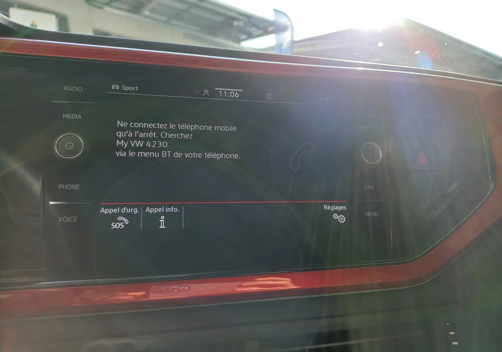 Écran tactile central de la Volkswagen Polo 2.0 TSI GTI 2024 avec cadre rouge et affichage des options téléphone et réglages.