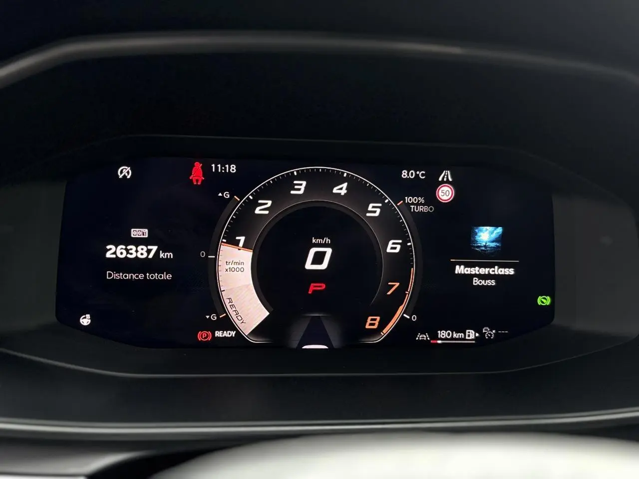 Affichage numérique du tableau de bord du CUPRA Leon ST 1.5 e-TSI, montrant le compteur central et l'odomètre à 26387 km.