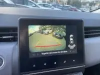 Affichage de la caméra de recul du Renault Clio V gris métal, vue intérieure du tableau de bord avec écran tactile.