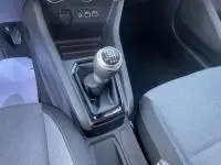 Vue rapprochée des commandes de climatisation et des boutons fonctionnels du tableau de bord de la Renault Clio V DCI 100 Evolution 2025.