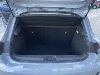 Vue intérieure de face du tableau de bord gris et de la console centrale avec boîte manuelle de la Renault Clio V DCI 100 Evolution 2025.