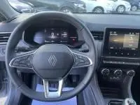 Gros plan sur les commandes au volant à gauche de la Renault Clio V DCI 100 Evolution gris métal, boutons de régulateur de vitesse.