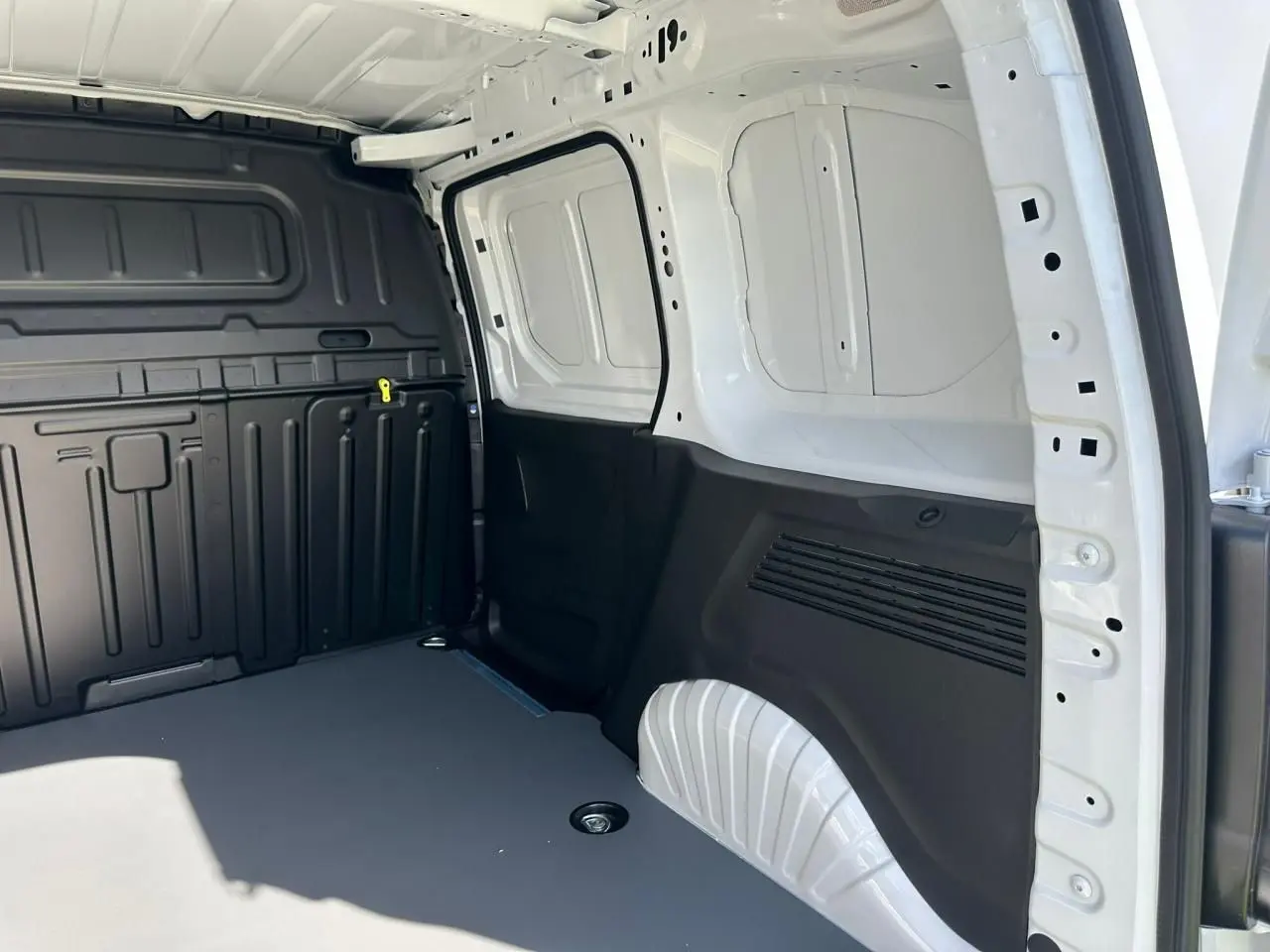 Vue intérieure côté droit du coffre blanc Icy du Citroën Berlingo III Van Taille M avec plancher gris et anneaux d'arrimage.