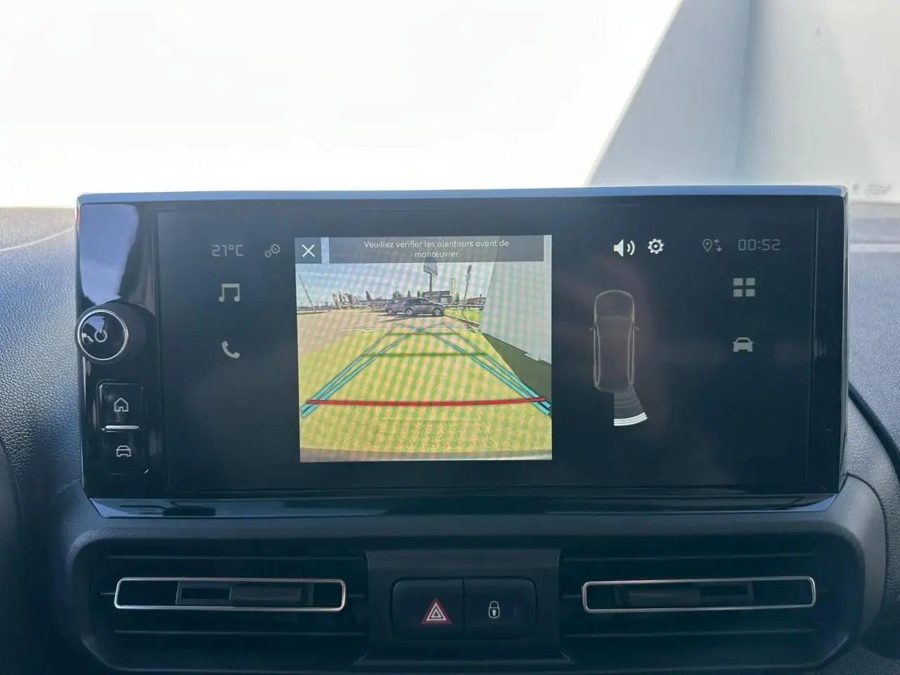 Écran tactile intérieur du Citroën Berlingo III blanc, affichant la caméra de recul avec guidage dynamique.