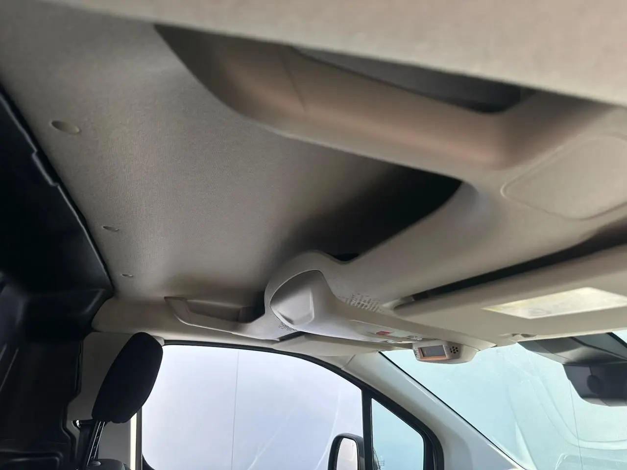 Vue intérieure du plafond et poignée de maintien côté conducteur du Citroën Berlingo blanc Icy 2026.