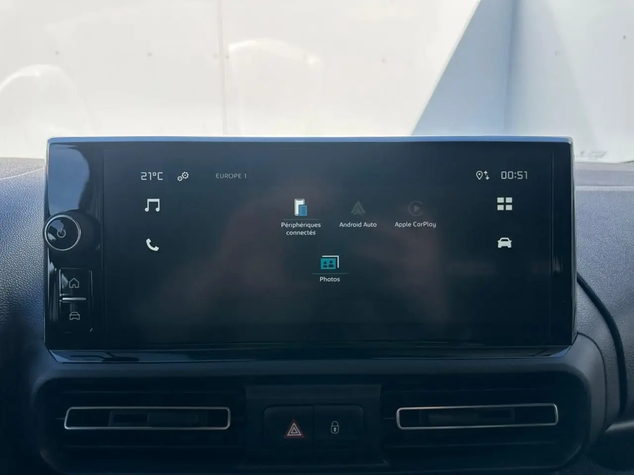 Écran tactile central du tableau de bord du Citroën Berlingo blanc, affichant Android Auto et Apple CarPlay.