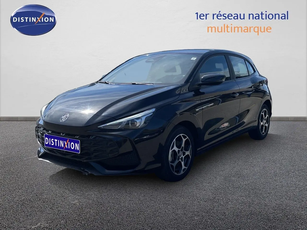 MG3 2024 Pebble Black Metal en 3/4 avant droit, mettant en valeur ses jantes originales et son design compact.