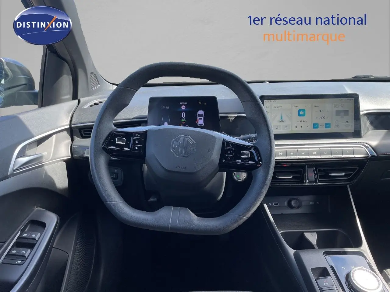 Vue intérieure centrée sur le volant et le tableau de bord numérique d'une MG3 1.5L Hybrid+ 2024 en Pebble Black Metal.